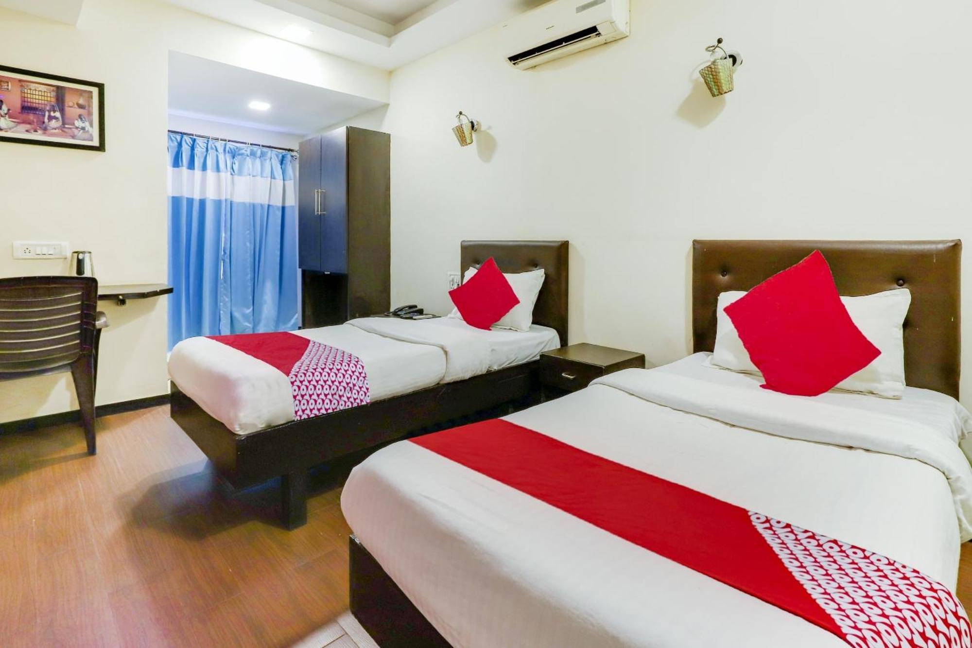 โอโย 74335 โฮเทล ทศ Hotel วาโดดารา ภายนอก รูปภาพ
