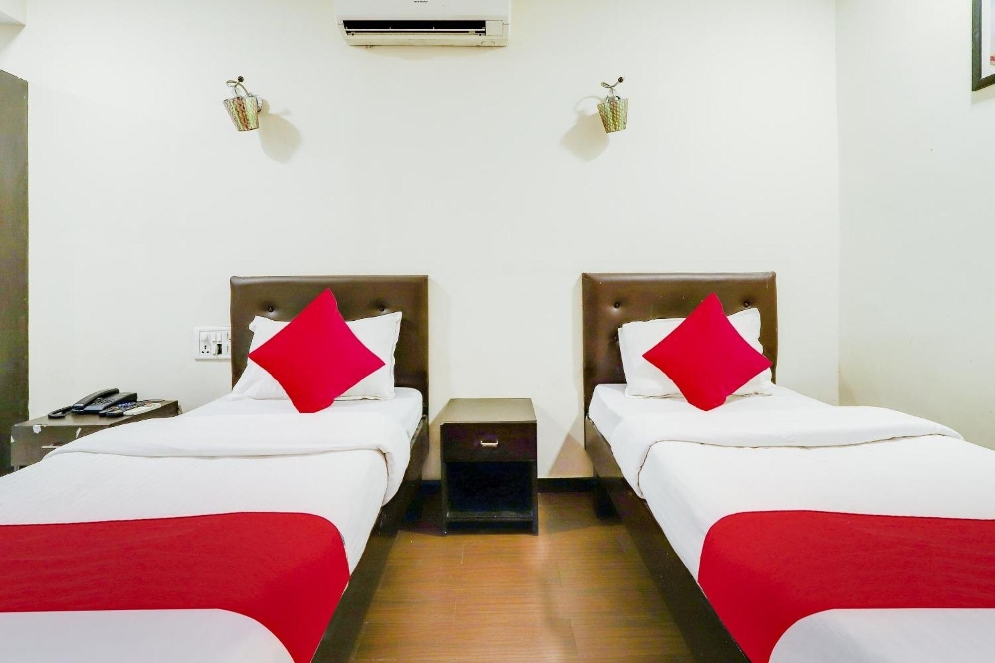 โอโย 74335 โฮเทล ทศ Hotel วาโดดารา ภายนอก รูปภาพ